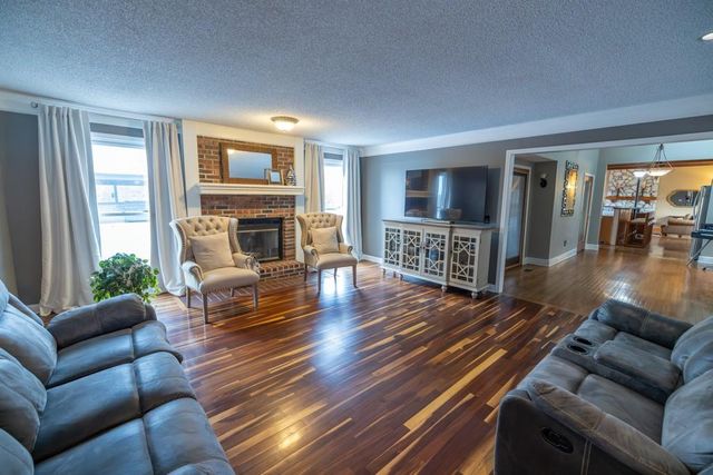 7 E 203 Road, Belton, MO 64012