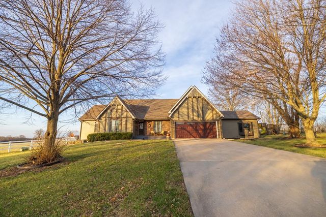 7 E 203 Road, Belton, MO 64012