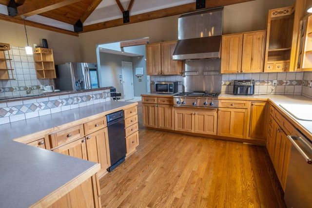 7 E 203 Road, Belton, MO 64012