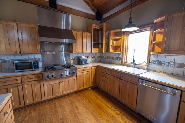 7 E 203 Road, Belton, MO 64012