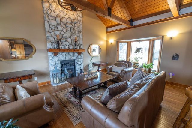 7 E 203 Road, Belton, MO 64012