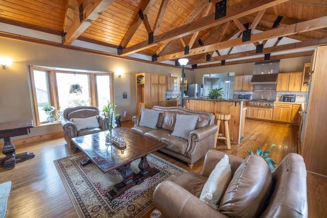 7 E 203 Road, Belton, MO 64012