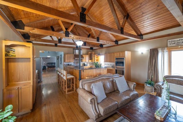 7 E 203 Road, Belton, MO 64012