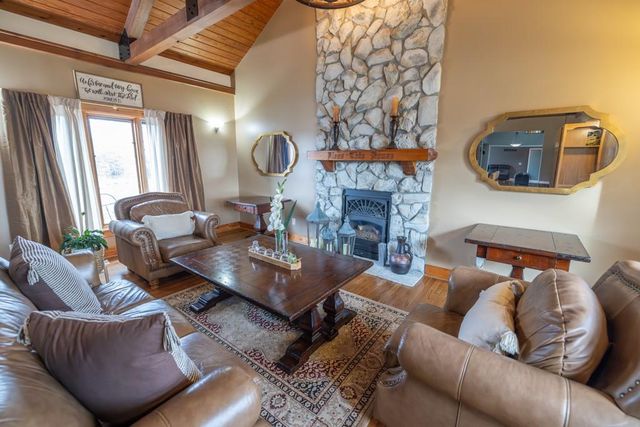 7 E 203 Road, Belton, MO 64012