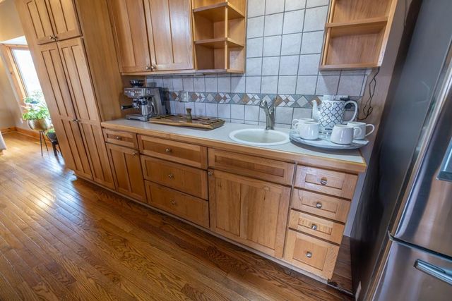 7 E 203 Road, Belton, MO 64012