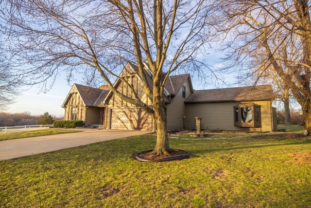 7 E 203 Road, Belton, MO 64012