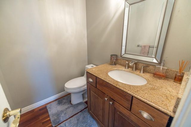 7 E 203 Road, Belton, MO 64012