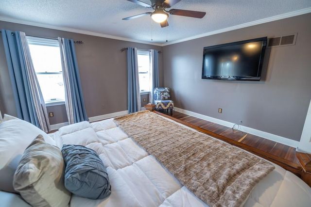 7 E 203 Road, Belton, MO 64012