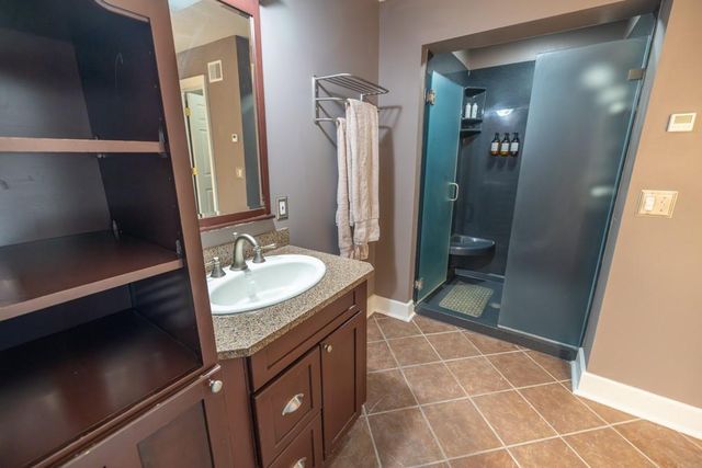 7 E 203 Road, Belton, MO 64012