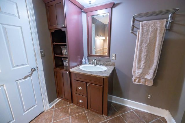 7 E 203 Road, Belton, MO 64012