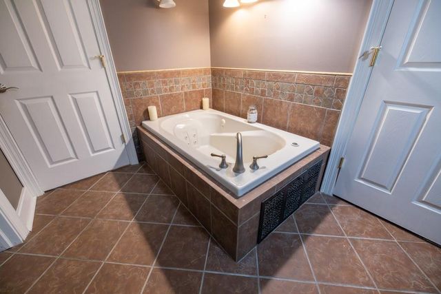 7 E 203 Road, Belton, MO 64012