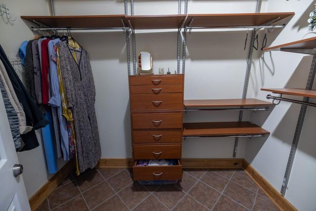 7 E 203 Road, Belton, MO 64012