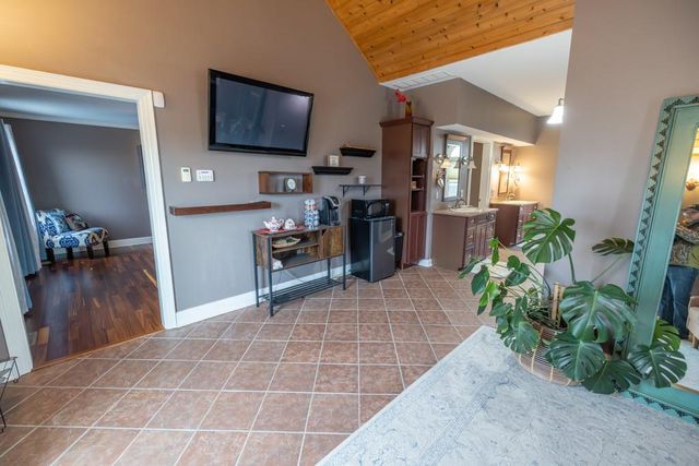 7 E 203 Road, Belton, MO 64012