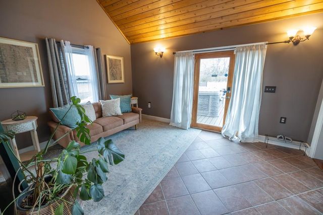 7 E 203 Road, Belton, MO 64012