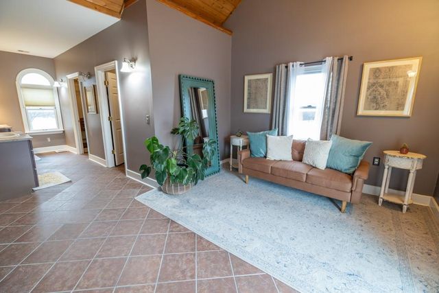 7 E 203 Road, Belton, MO 64012