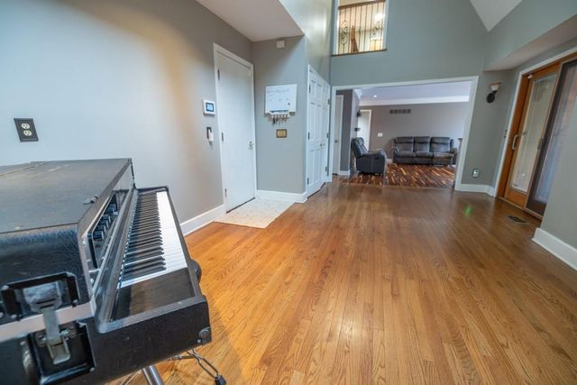 7 E 203 Road, Belton, MO 64012