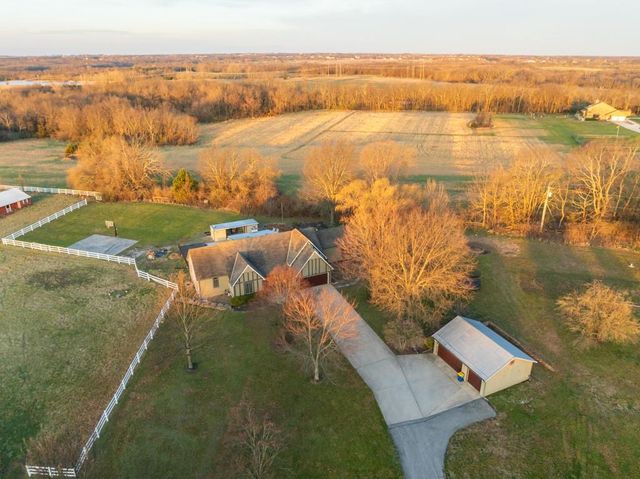 7 E 203 Road, Belton, MO 64012