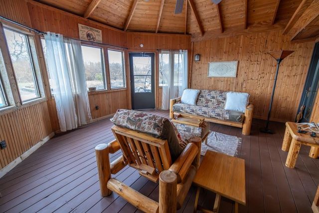 7 E 203 Road, Belton, MO 64012