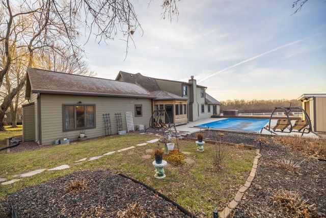 7 E 203 Road, Belton, MO 64012