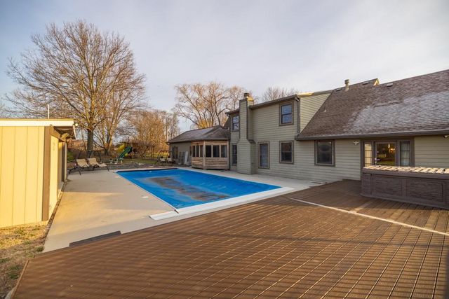 7 E 203 Road, Belton, MO 64012