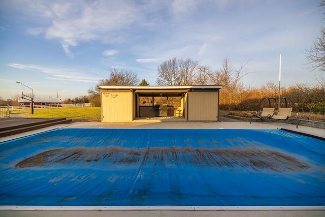 7 E 203 Road, Belton, MO 64012