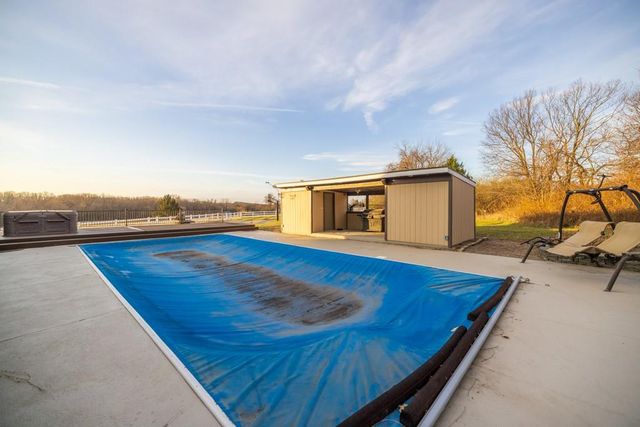 7 E 203 Road, Belton, MO 64012