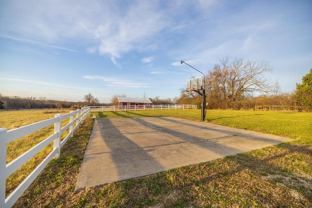 7 E 203 Road, Belton, MO 64012