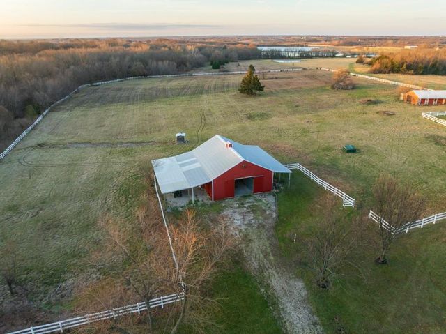 7 E 203 Road, Belton, MO 64012