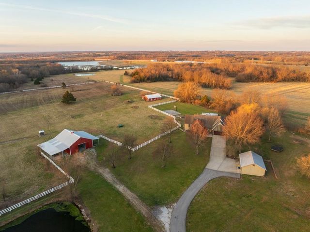 7 E 203 Road, Belton, MO 64012