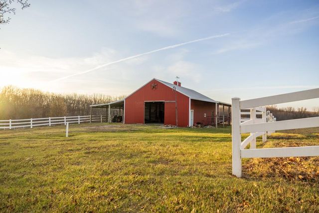 7 E 203 Road, Belton, MO 64012