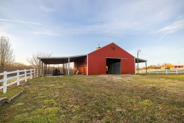 7 E 203 Road, Belton, MO 64012