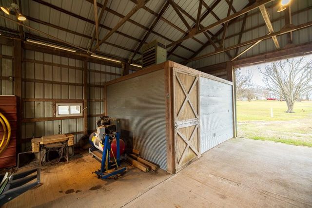 7 E 203 Road, Belton, MO 64012