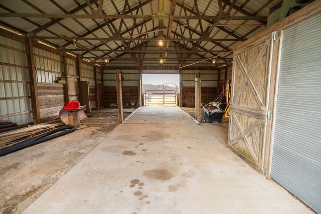 7 E 203 Road, Belton, MO 64012