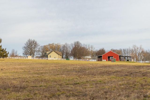 7 E 203 Road, Belton, MO 64012