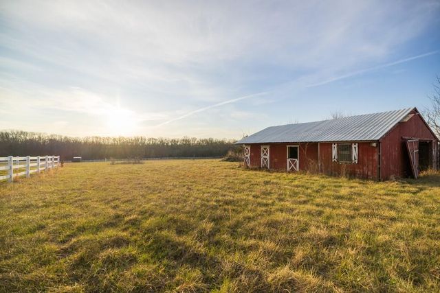 7 E 203 Road, Belton, MO 64012