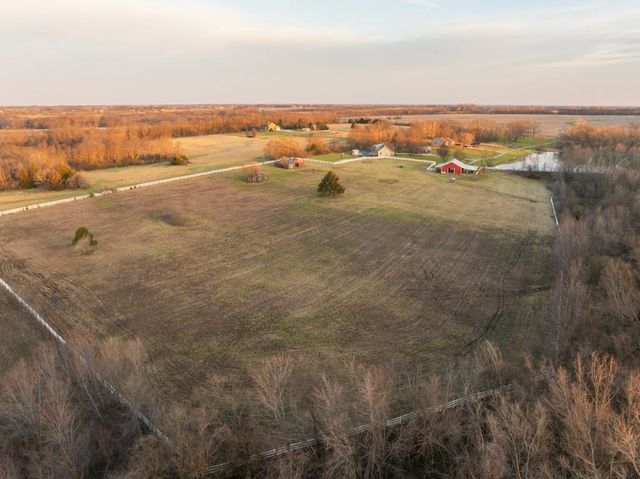 7 E 203 Road, Belton, MO 64012