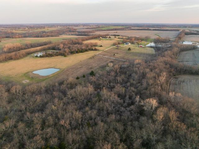 7 E 203 Road, Belton, MO 64012