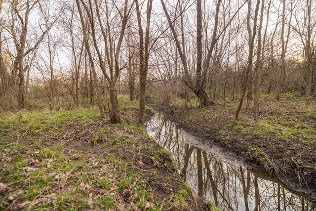 7 E 203 Road, Belton, MO 64012