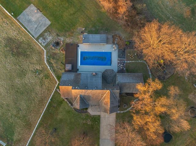 7 E 203 Road, Belton, MO 64012