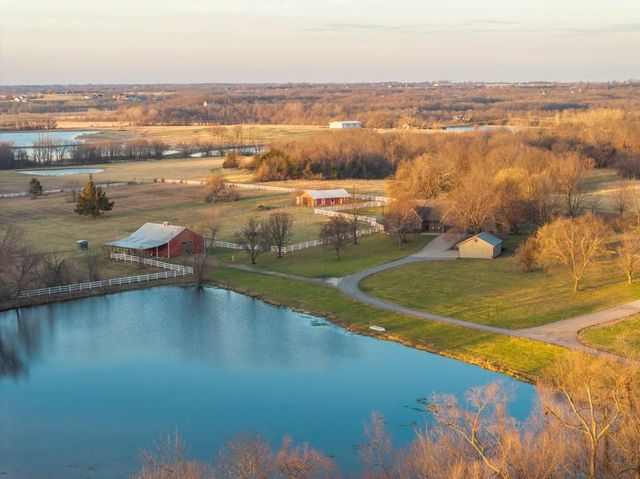 7 E 203 Road, Belton, MO 64012