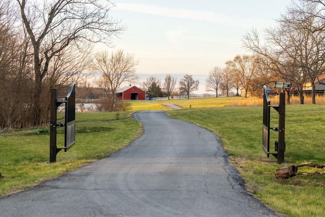 7 E 203 Road, Belton, MO 64012