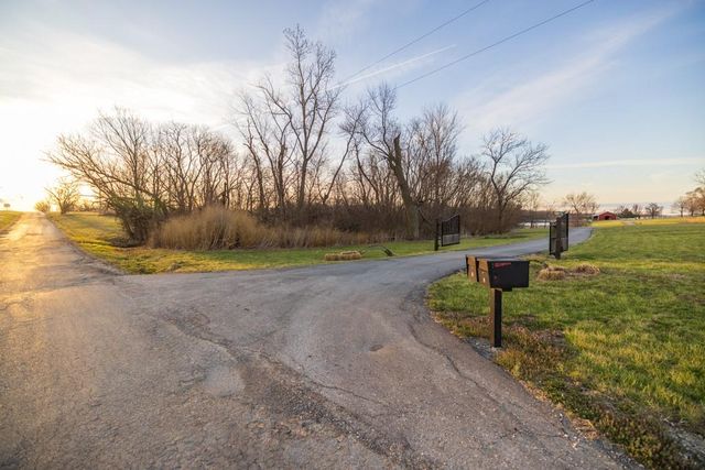 7 E 203 Road, Belton, MO 64012