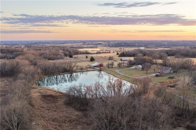 7 E 203 Road, Belton, MO 64012