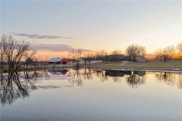 7 E 203 Road, Belton, MO 64012