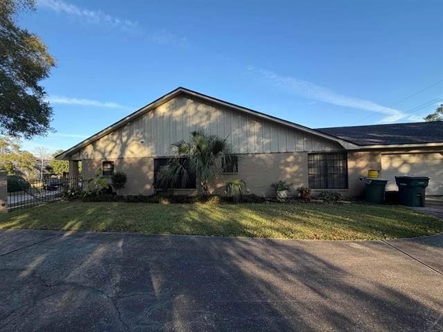 8 Bayou Bend Place, Beaumont, TX 77706