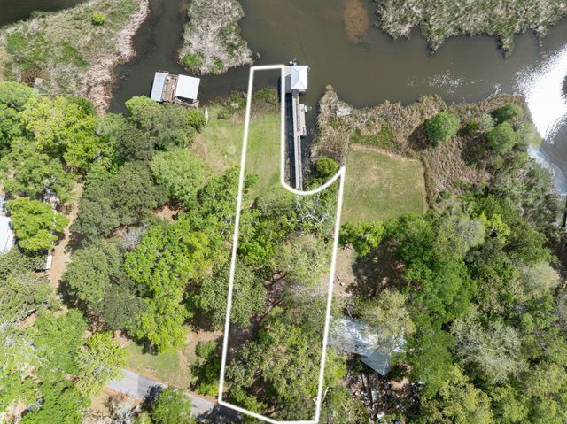 203 Pitts Bayshore Drive, Freeport, FL 32439
