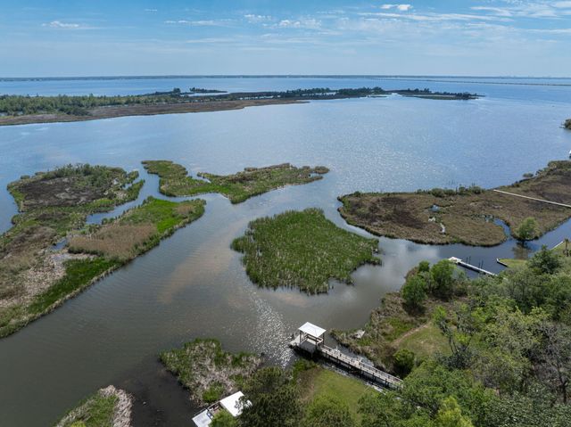 203 Pitts Bayshore Drive, Freeport, FL 32439