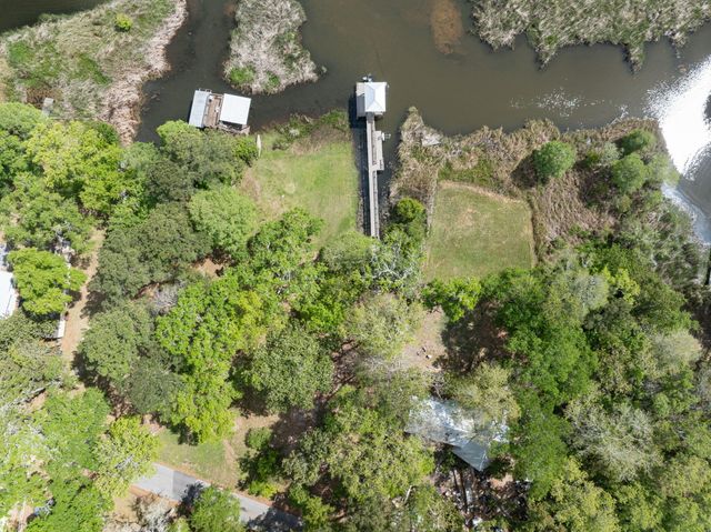 203 Pitts Bayshore Drive, Freeport, FL 32439