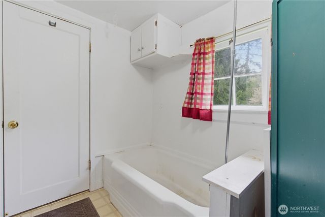 6557 Cultus Bay Road, Clinton, WA 98236