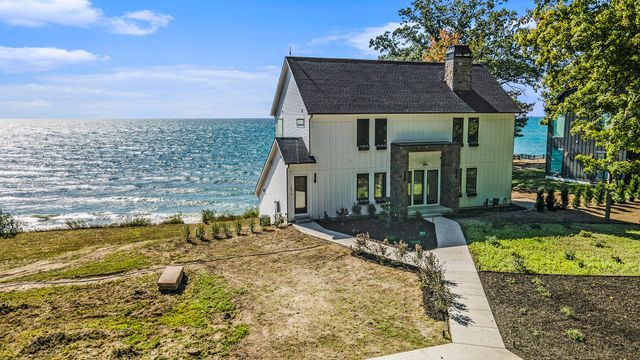2576 Lakeshore Drive, Saugatuck Twp, MI 49408